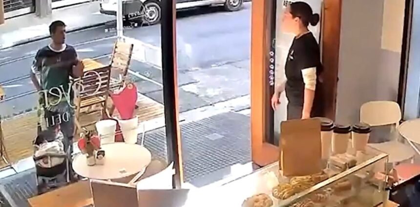 Robo la propina de una cafeteria y una empleada lo obligo a devolver el dinero