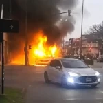 Se incendio un colectivo de la linea 219 en Berazategui y los pasajeros lograron escapar antes de que las llamas lo destruyeran