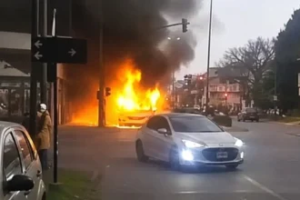 Se incendio un colectivo de la linea 219 en Berazategui y los pasajeros lograron escapar antes de que las llamas lo destruyeran