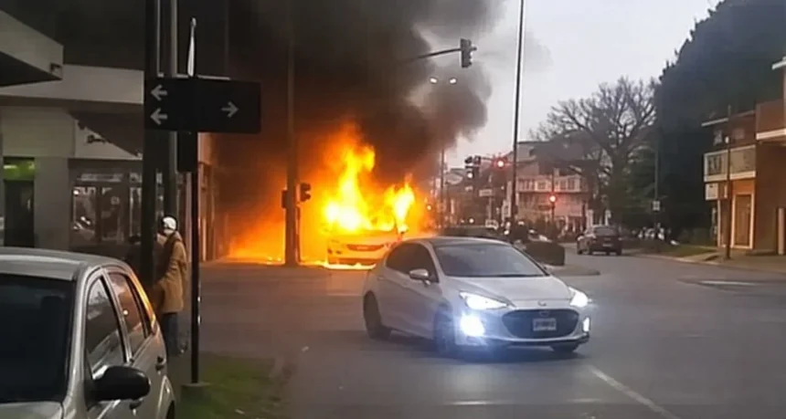 Se incendio un colectivo de la linea 219 en Berazategui y los pasajeros lograron escapar antes de que las llamas lo destruyeran