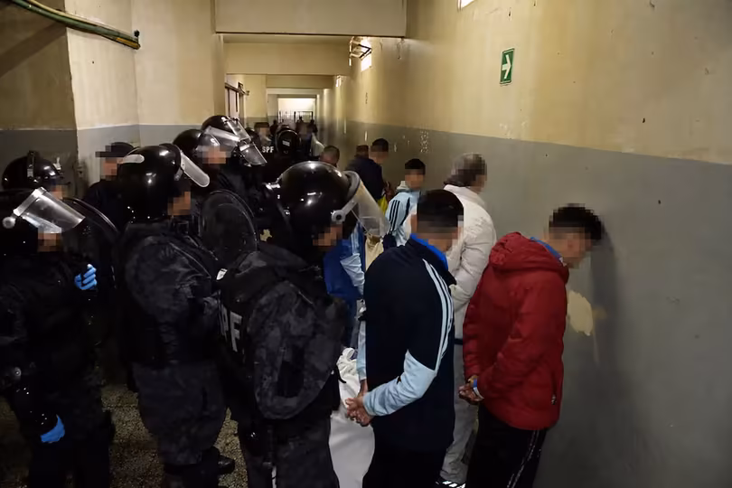 Sigue el traslado de los presos de Villa Devoto al nuevo penal de Marcos ya fueron llevados 326 internos