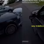 Tengo que ir a operar circulaba por la banquina mientras usaba el celular y dio una insolita justificacion