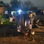 Tomo el auto de su padre sin autorizacion choco contra una casa dejo dos heridos y huyo a pie con sus amigos