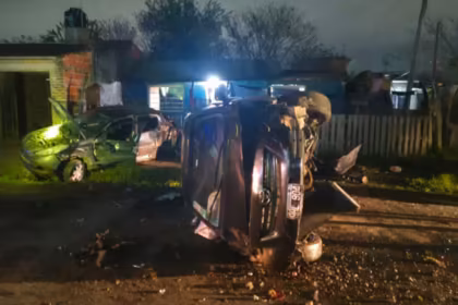 Tomo el auto de su padre sin autorizacion choco contra una casa dejo dos heridos y huyo a pie con sus amigos
