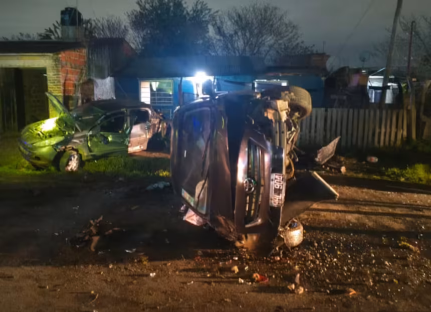 Tomo el auto de su padre sin autorizacion choco contra una casa dejo dos heridos y huyo a pie con sus amigos