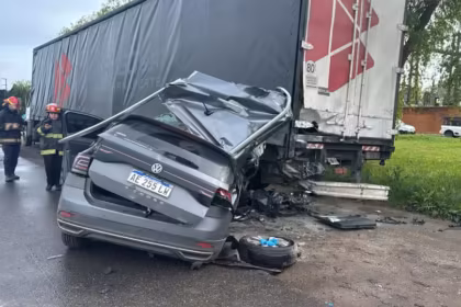 Tragedia en Brandsen un muerto y un herido por el choque frontal entre una camioneta y un camion