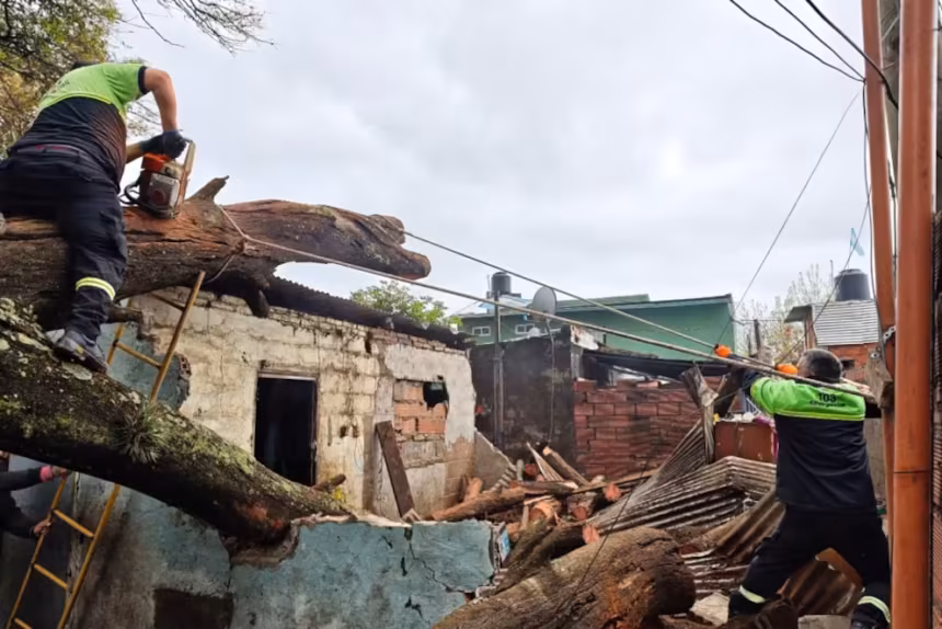 Un arbol cayo sobre una vivienda y destruyo dos casas en Rosario una madre y sus hijos quedaron atrapados
