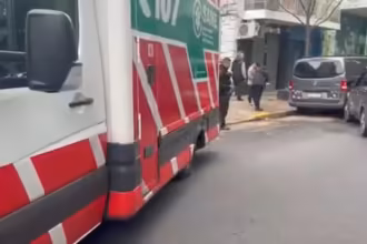 Un auto termino dentro de un ex banco y hubo otros cuatro choques durante la madrugada en la Ciudad
