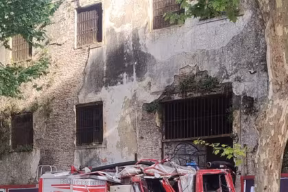 Un camion de bomberos choco contra la ex carcel de Caseros al menos 10 heridos