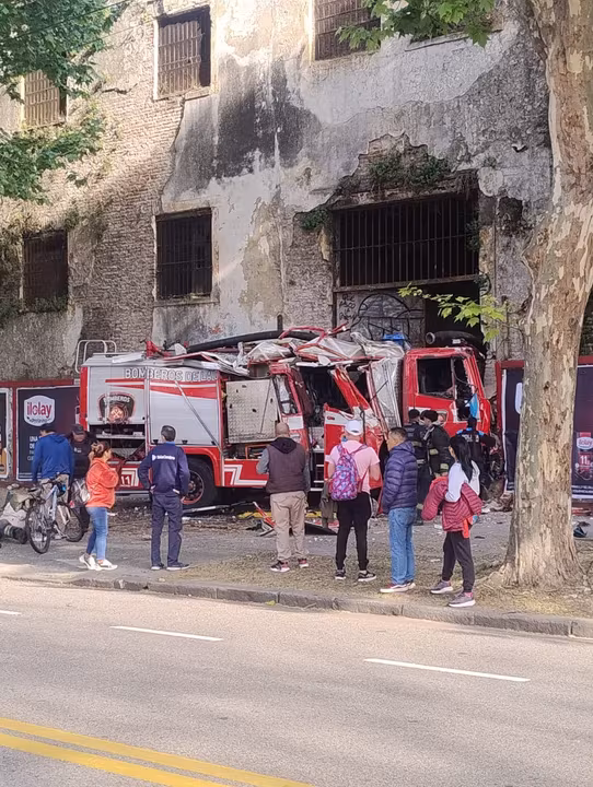 Un camion de bomberos choco contra la ex carcel de Caseros al menos 10 heridos