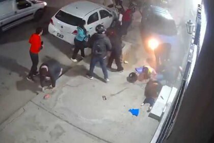 Un conductor se subio a la vereda y atropello a 13 personas entre ellas ninos en Salta