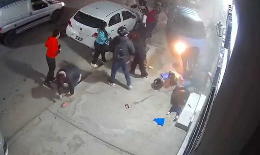 Un conductor se subio a la vereda y atropello a 13 personas entre ellas ninos en Salta