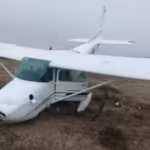 Una avioneta tuvo una falla en pleno vuelo y aterrizo de emergencia en un campo de Trelew