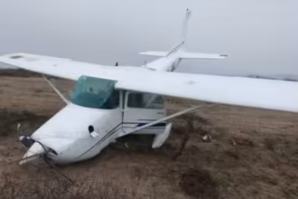Una avioneta tuvo una falla en pleno vuelo y aterrizo de emergencia en un campo de Trelew