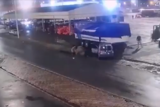 Una joven murio atropellada por el acoplado de un camion en el Mercado Central