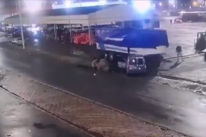 Una joven murio atropellada por el acoplado de un camion en el Mercado Central