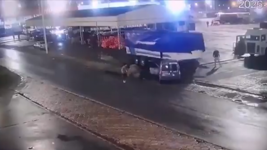 Una joven murio atropellada por el acoplado de un camion en el Mercado Central