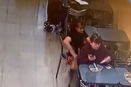 Una mujer fue filmada robando carteras de clientas en dos bares de Cordoba un mozo se dio cuenta a tiempo y la atrapo