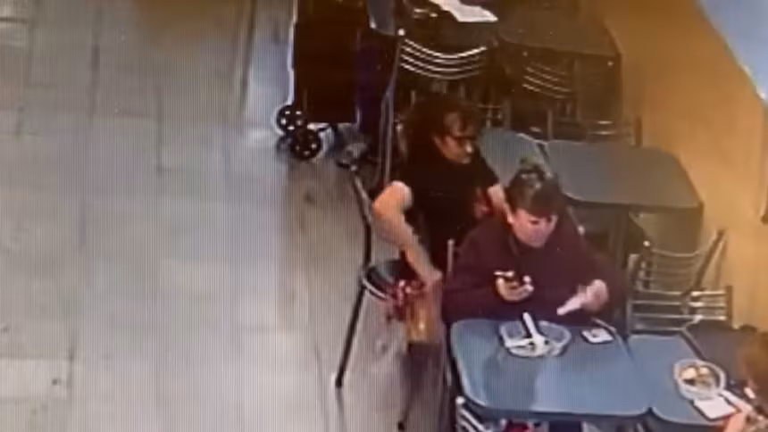 Una mujer fue filmada robando carteras de clientas en dos bares de Cordoba un mozo se dio cuenta a tiempo y la atrapo
