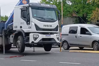 Villa Luro un motociclista fue atropellado por un camion y esta en grave estado