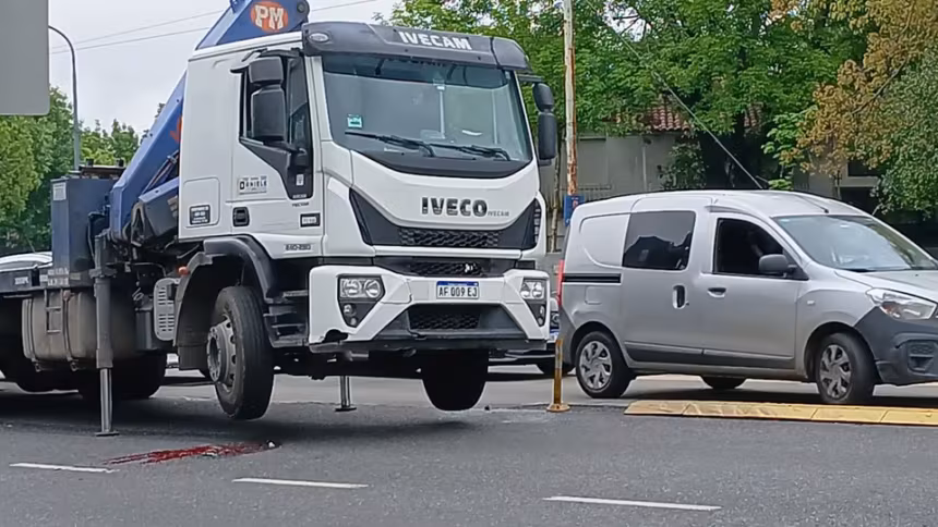 Villa Luro un motociclista fue atropellado por un camion y esta en grave estado