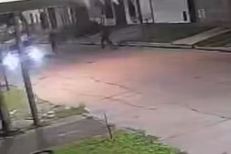 Violento ataque en Quilmes balearon a un remisero para robarle el auto pero se resistio y destrozo la moto de los asaltantes
