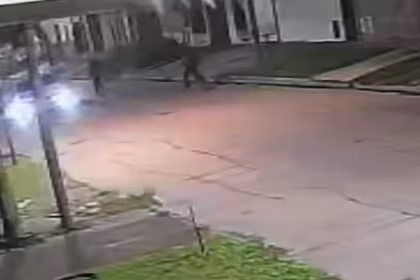 Violento ataque en Quilmes balearon a un remisero para robarle el auto pero se resistio y destrozo la moto de los asaltantes