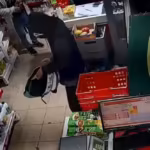 Violento robo en un supermercado de La Plata delincuentes amenazaron a un nene de 8 anos