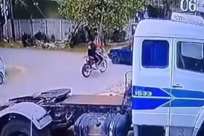dos adolescentes quedaron gravemente heridos tras un brutal choque entre una moto y un auto en La Plata