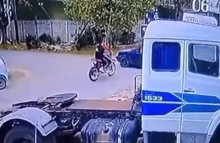 dos adolescentes quedaron gravemente heridos tras un brutal choque entre una moto y un auto en La Plata
