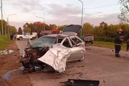 perdio el control de su auto cruzo al carril contrario y choco de frente con una camioneta